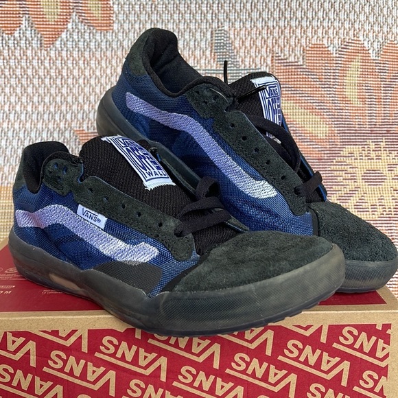 Vans WMNS Evdnt Ultimatewaf
(Deuce) Black/True Blue
VN0ASDY78B2
Sneakers - Picture 3 of 16